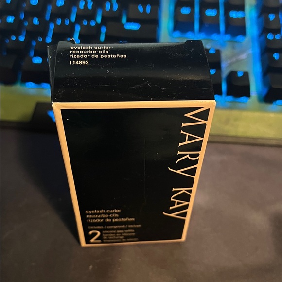 Mary Kay Black Eyelash Curler in Box - Picture 2 of 2